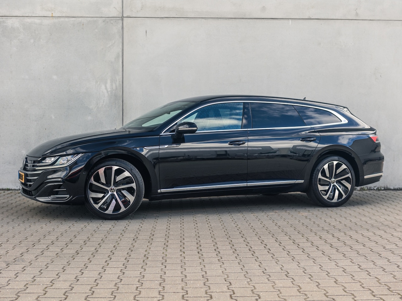 Volkswagen Arteon Shooting Brake - 1.4 TSI eHybrid R-Line Business+ SOH 99.4% !! Sportstoelen 19inch Dealerauto - AutoWereld.nl