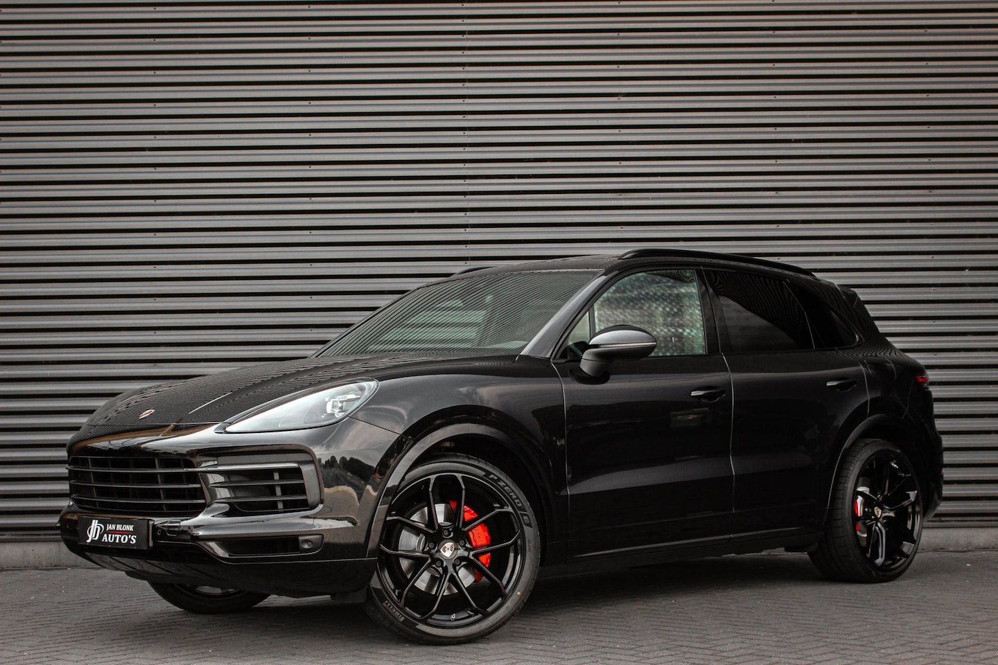 Porsche Cayenne - 3.0 E-Hybrid FULL BLACK / PANO-DAK / SPORT CHRONO / LUCHTVERING / TREKHAAK / NAVIGATIE/OND - AutoWereld.nl