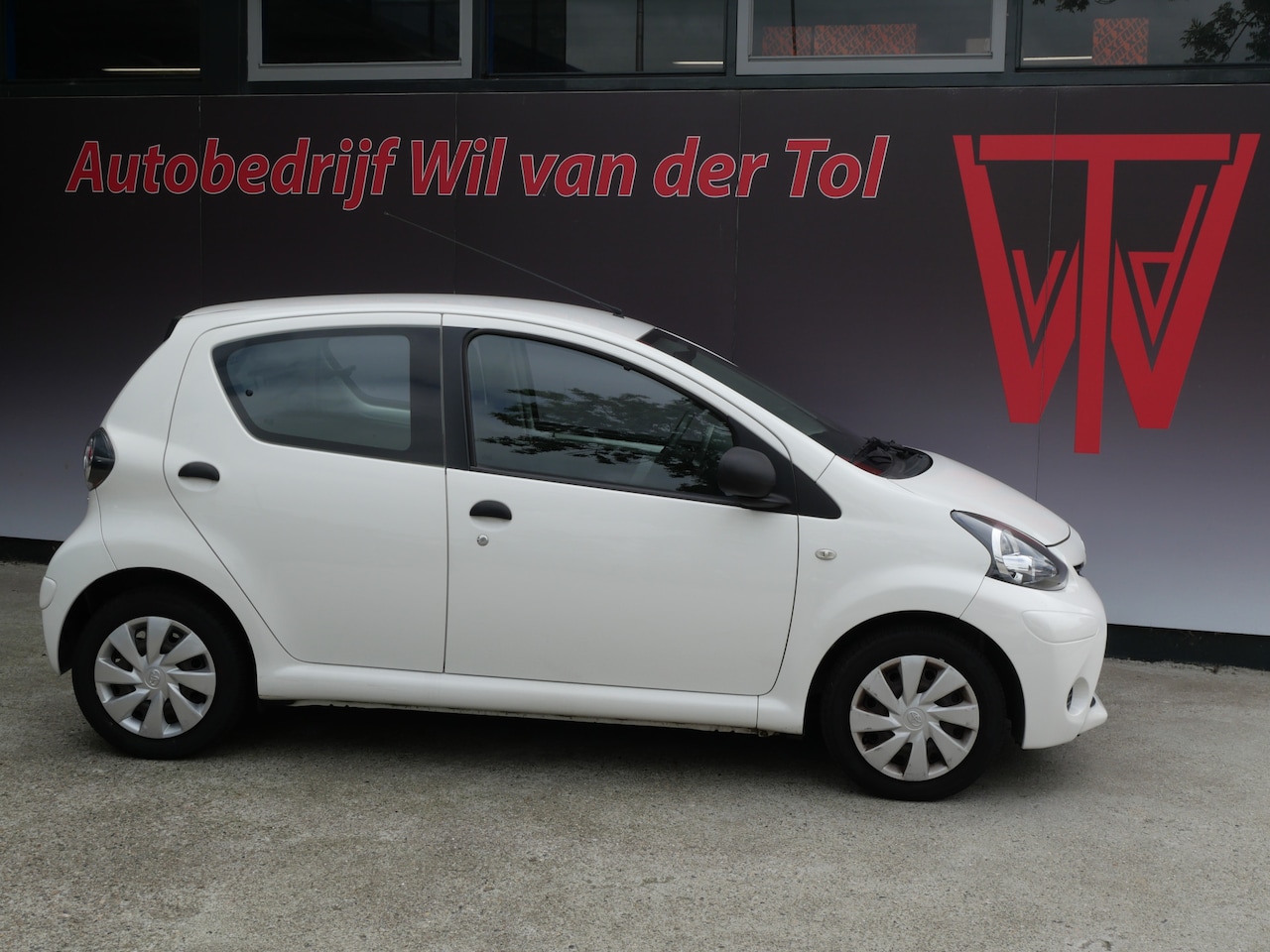Toyota Aygo - 1.0 VVT-i NOW | 5-DRS | AIRCO | 1e EIGENARESSE | DEALER ONDERHOUDEN!! - AutoWereld.nl