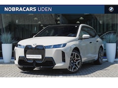 BMW iX - xDrive60 M Sport / Panoramadak Sky Lounge / Comfort Access / Stoelventilatie / Harman Kard