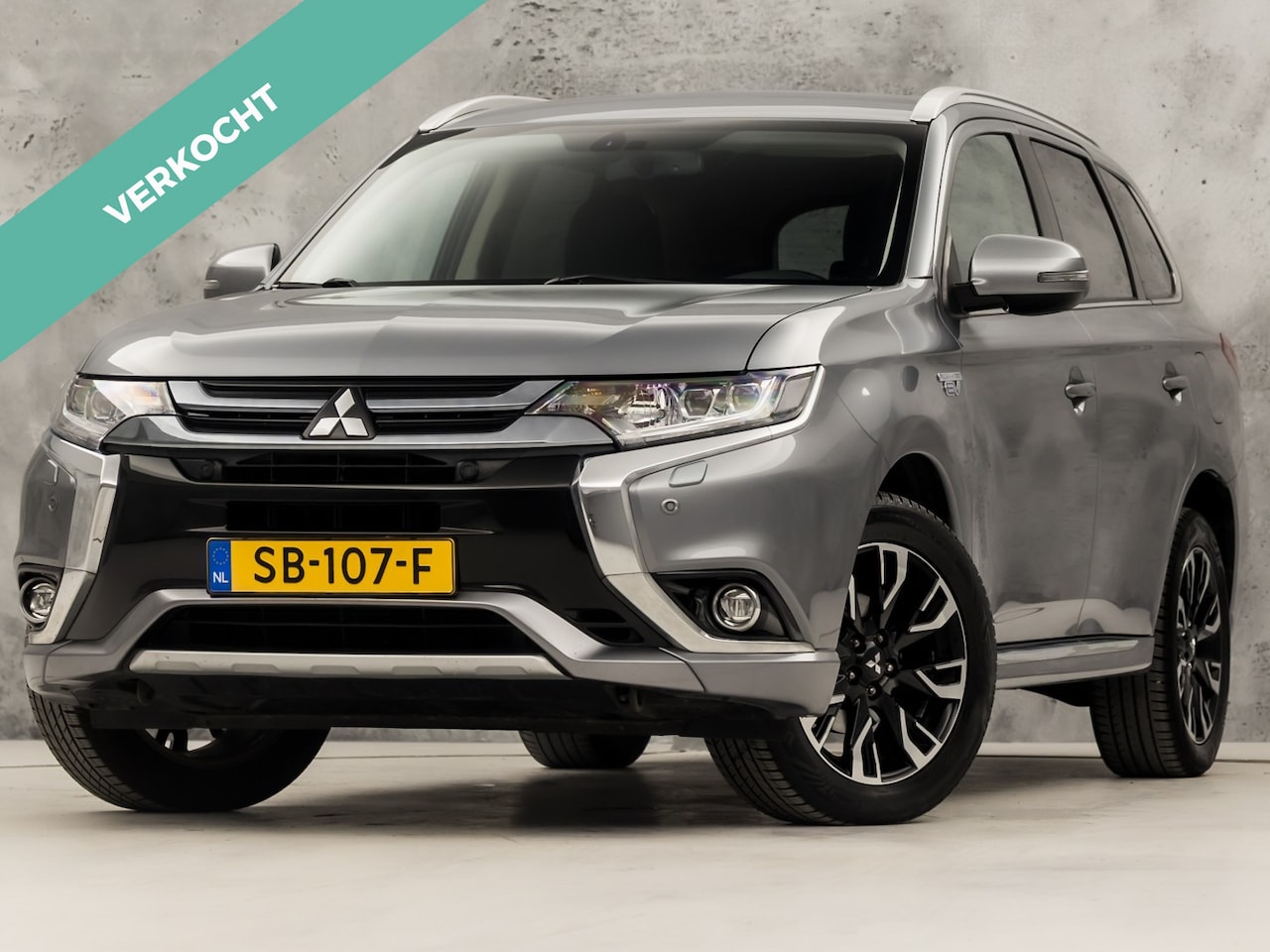 Mitsubishi Outlander - 2.0 PHEV Deluxe 203Pk Automaat (CAMERA, LEDER/ALCANTARA, STOELVERWARMING, GETINT GLAS, SPO - AutoWereld.nl