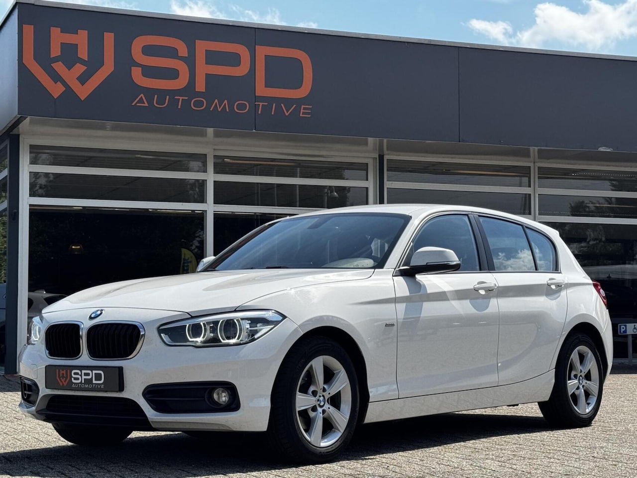 BMW 1-serie - 116d Sport|Led|M-stuur|Automaat|NAP|Dealer-onder - AutoWereld.nl