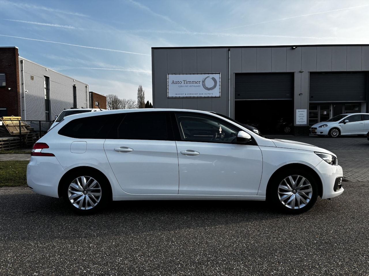 Peugeot 308 SW - 1.2 PureTech Blue Lease Active NAP|LEDEREN BEKLEDING|TREKHAAK|NAVI|CRUISE - AutoWereld.nl