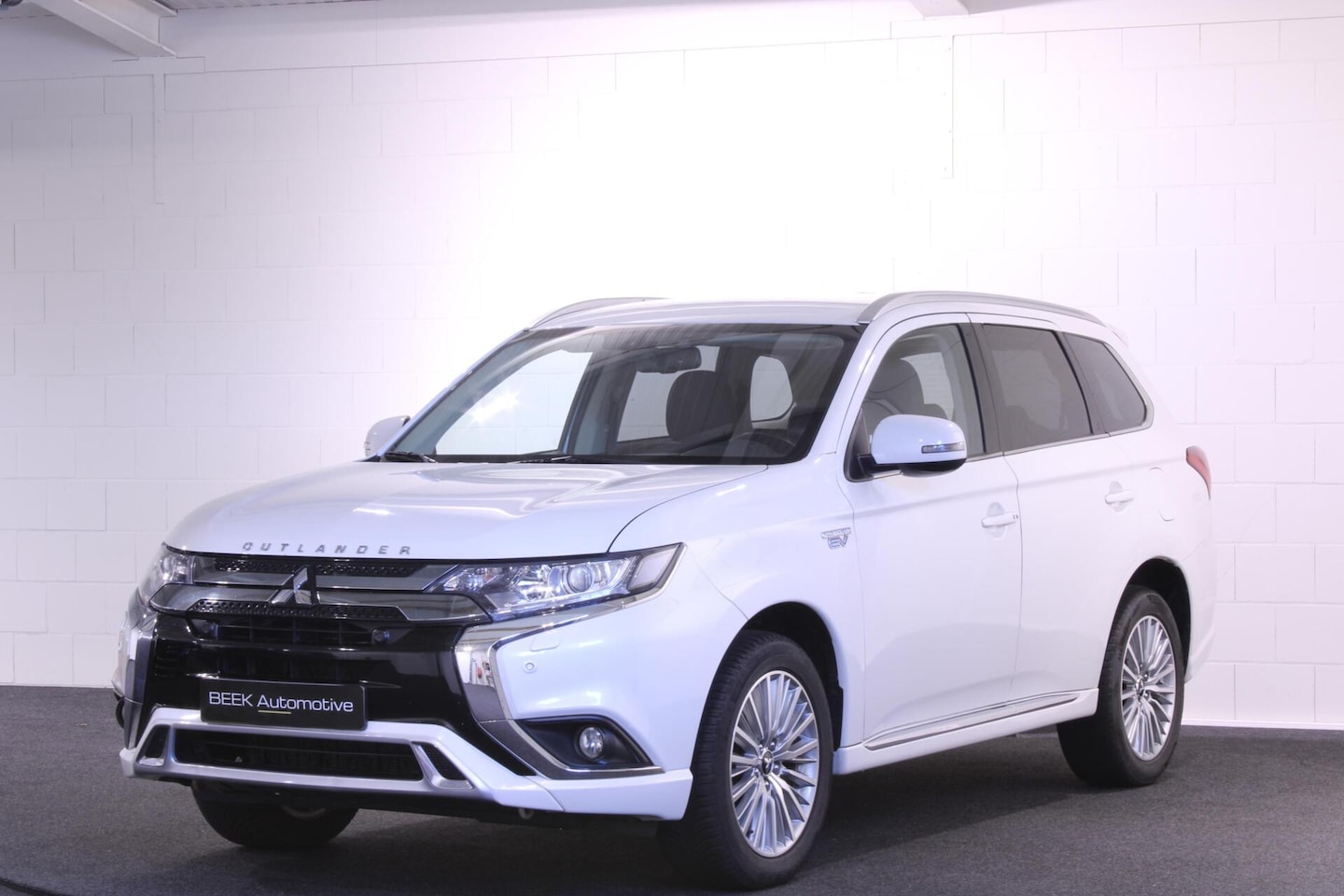Mitsubishi Outlander - 2.4 PHEV Intense | Camera | Leder | Cruise control - AutoWereld.nl