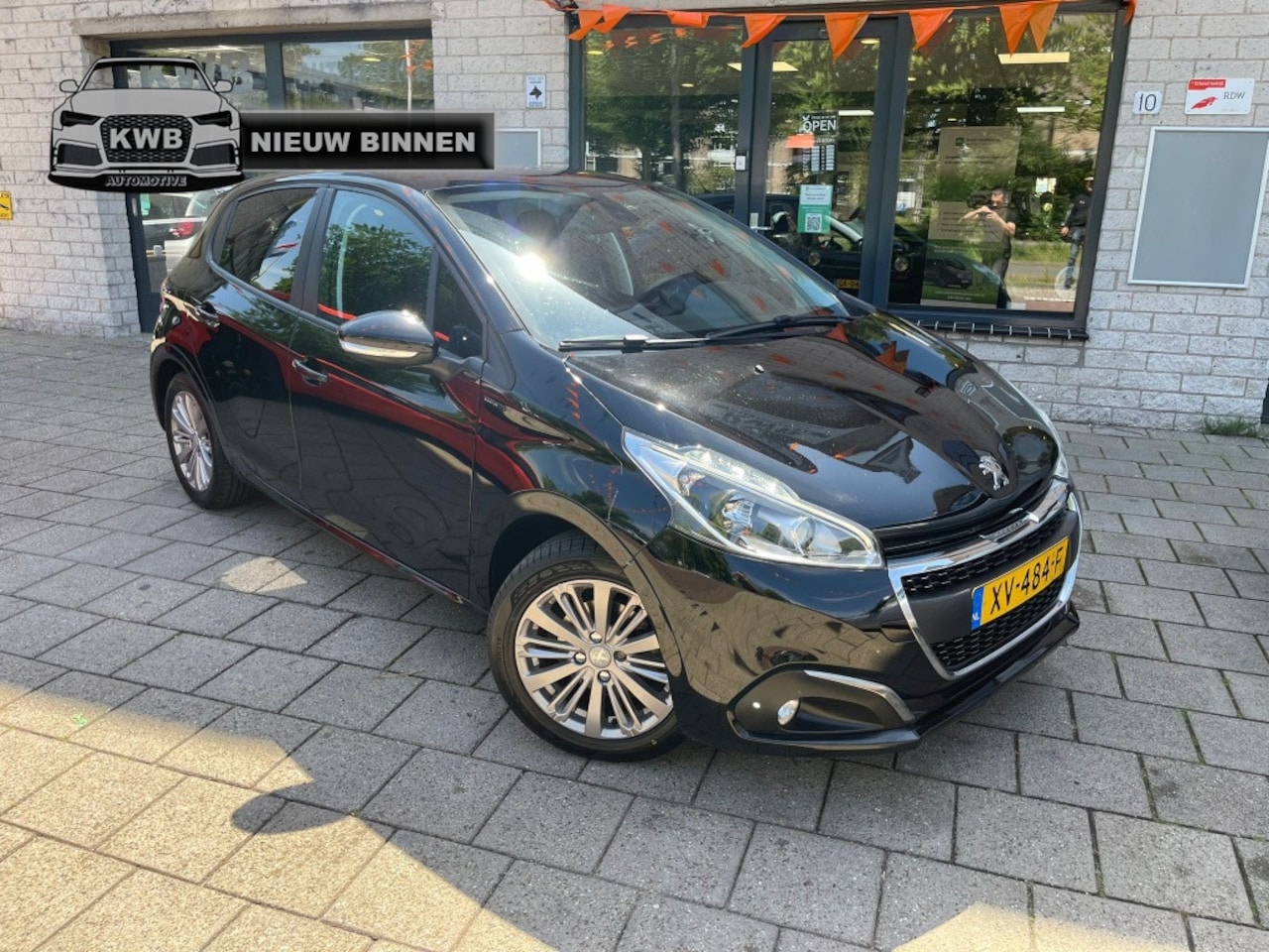 Peugeot 208 - 1.2 Signature Navi 4x Nw banden Distri VV - AutoWereld.nl