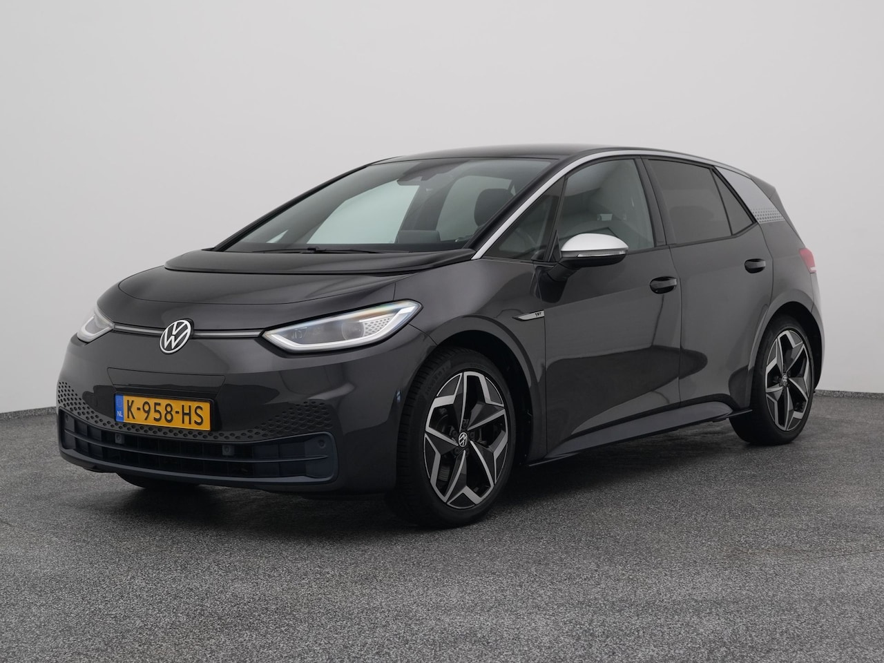 Volkswagen ID.3 - First Plus 58 kWh | CAMERA | ADAPTIVE | STOEL- EN STUURVERW. | TREKHAAK - AutoWereld.nl