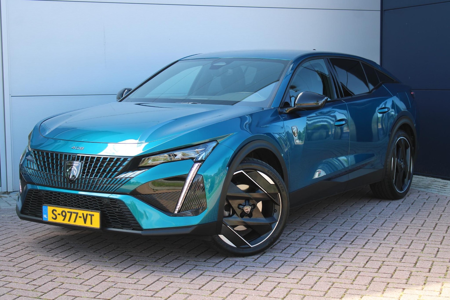 Peugeot 408 - 1.6 HYbrid 225 EAT8 GT 20'' INCH VELGEN - DRAADLOZE TELEFOONLADER - 360 CAMERA - PLUG IN H - AutoWereld.nl