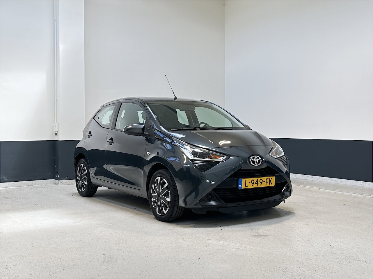 Toyota Aygo - 1.0 VVT-i x-play limited | NL |1 EIg | Carplay/ Android Auto | Camera | PDC | - AutoWereld.nl