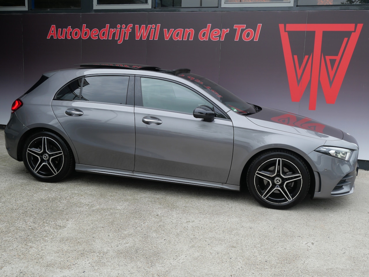 Mercedes-Benz A-klasse - 180 AMG | NIGHT PAKKET | PANORAMA | WIDESCREEN | MULTIBEAM | NL-AUTO!! - AutoWereld.nl