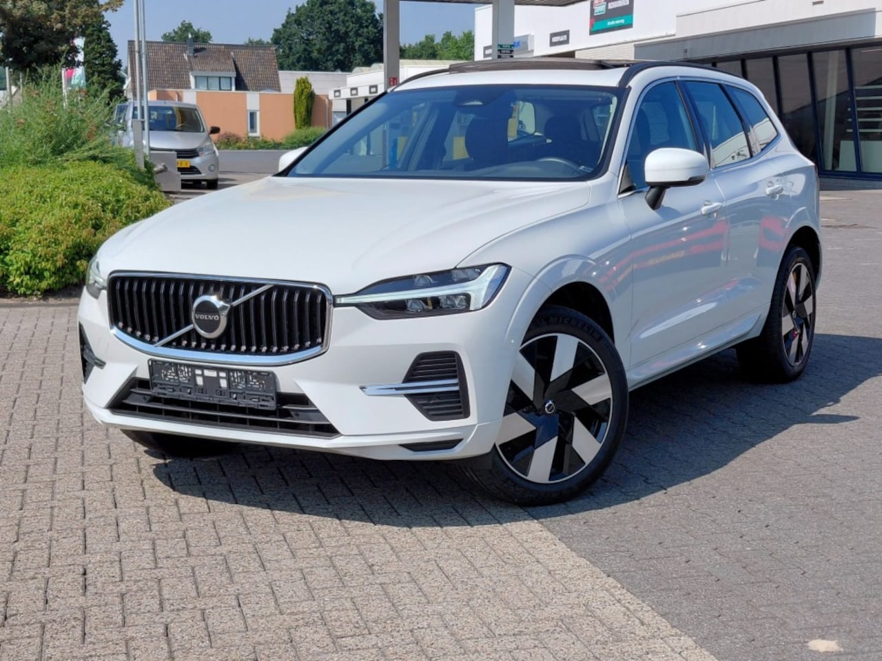 Volvo XC60 - 2.0B4 HYBRID PANORAMADAK EL.TREKHAAK STOEL/STUURVERWARMING - AutoWereld.nl