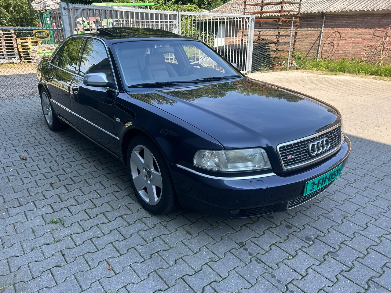 Audi A8 - 4.2 5V S8
