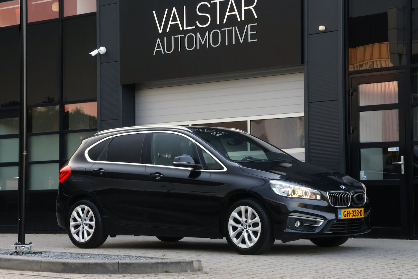 BMW 2-serie Active Tourer - 218i High Executive | Panorama dak | Trekhaak | LEER | VEEL OPTIES! - AutoWereld.nl