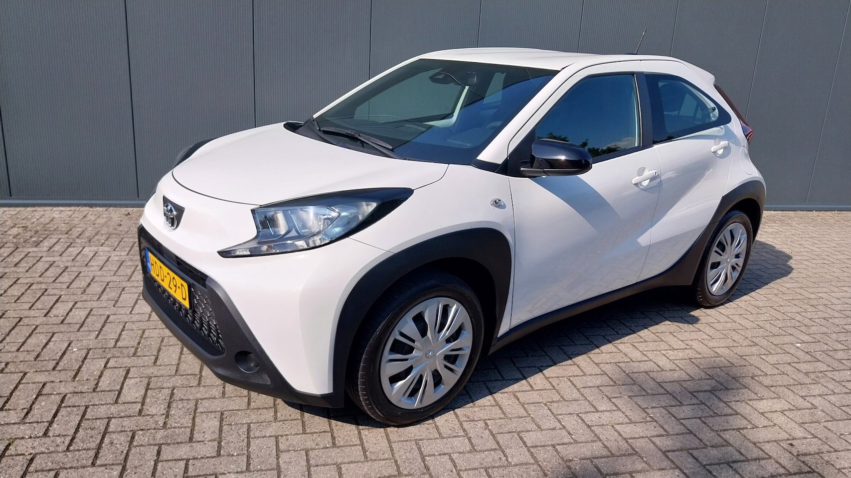 Toyota Aygo X - 1.0 VVT-i MT Play//AIRCO //CAMERA//CRUISE//28000 KM !! - AutoWereld.nl