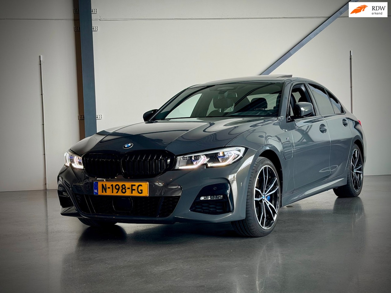 BMW 3-serie - 330e 330e, Schuifdak, ACC, HUD, Harman Kardon, Elektr. Stoelen, Adaptief Onderstel - AutoWereld.nl