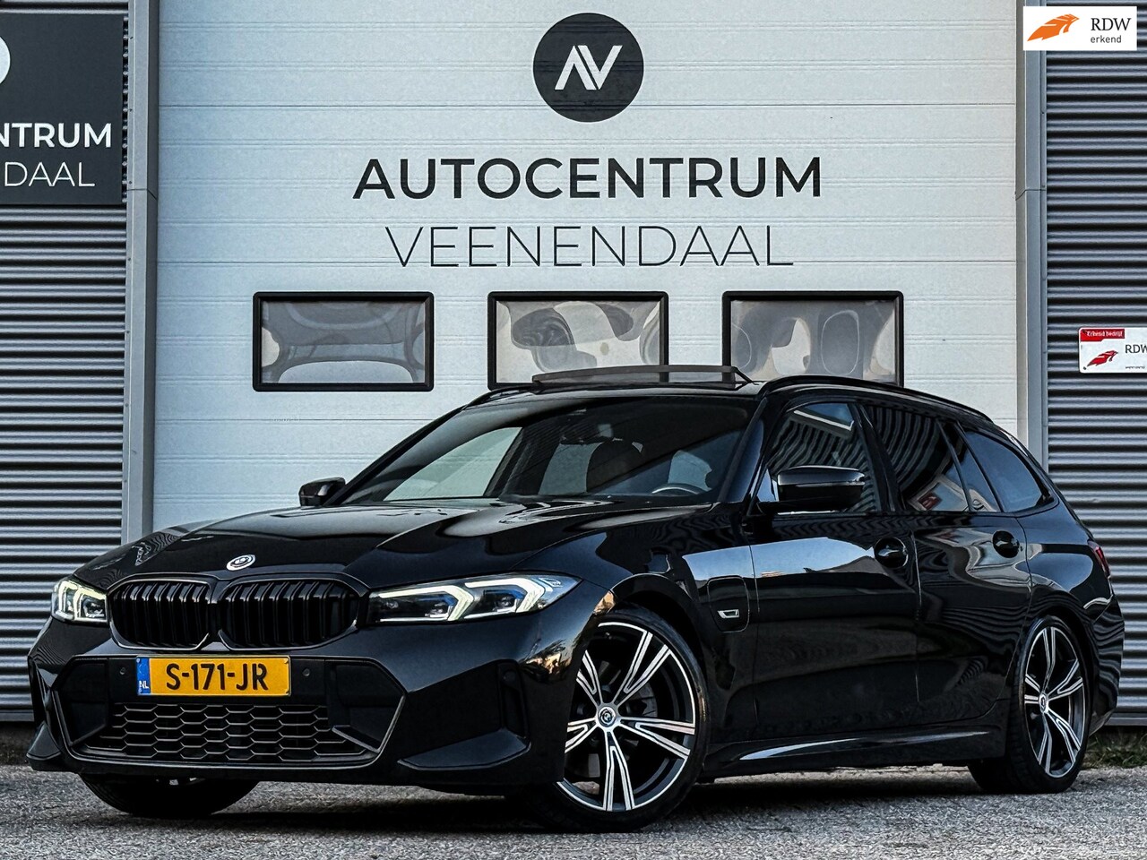 BMW 3-serie Touring - 330e LCI 3X M-SPORT PANO/TREKHAAK/WIDESCREEN/HUD/CARPLAY/CAMERA - AutoWereld.nl