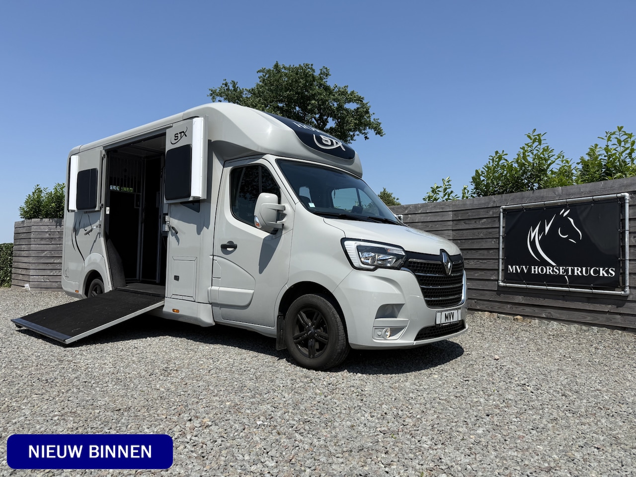 Renault Master - | HORSETRUCK | STX | STALLION 5XL | 2022 | HENGST | 41.000KM | MANUEL | 5-SEAT | LONG | 16 - AutoWereld.nl