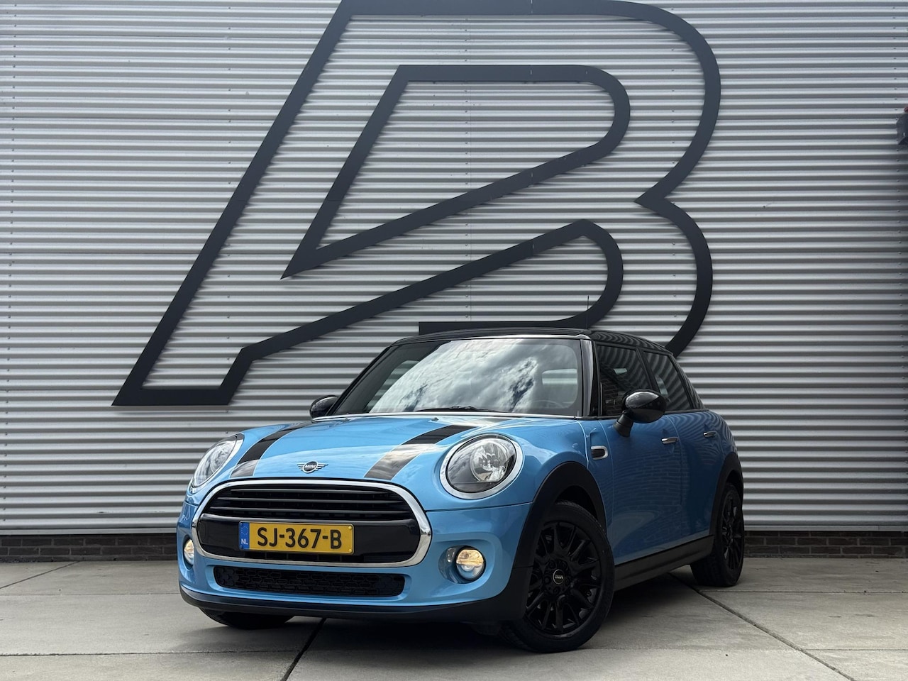 MINI 5-Deurs - 1.5 Cooper 2e Eigenaar|Cruise|Pano|PDC|Navi|Elek ramen|N.A.P|APK tot 11-2026 - AutoWereld.nl