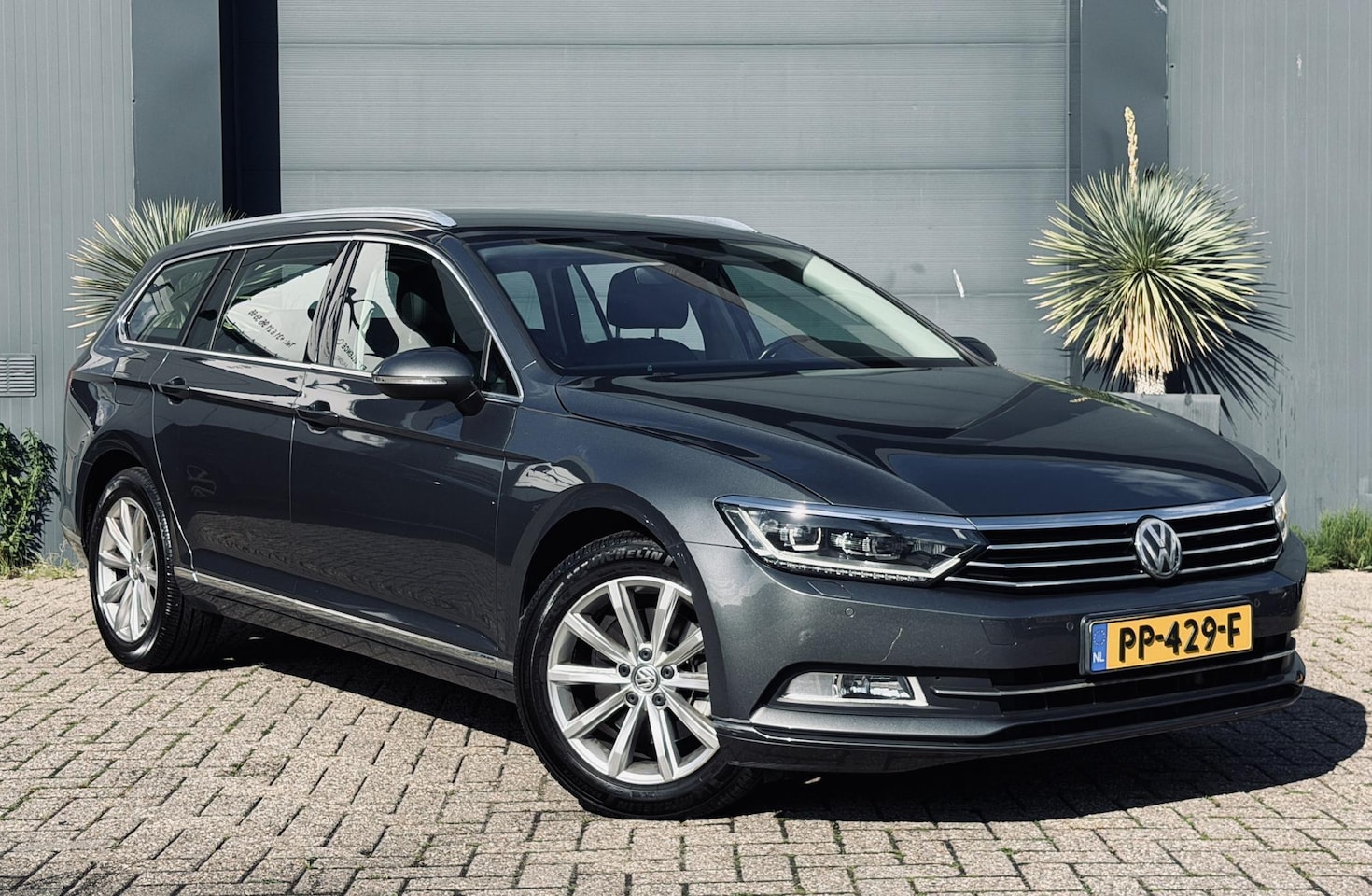 Volkswagen Passat Variant - 1.8 TSI Business Edition R 1.8 TSI Business Edition R - AutoWereld.nl