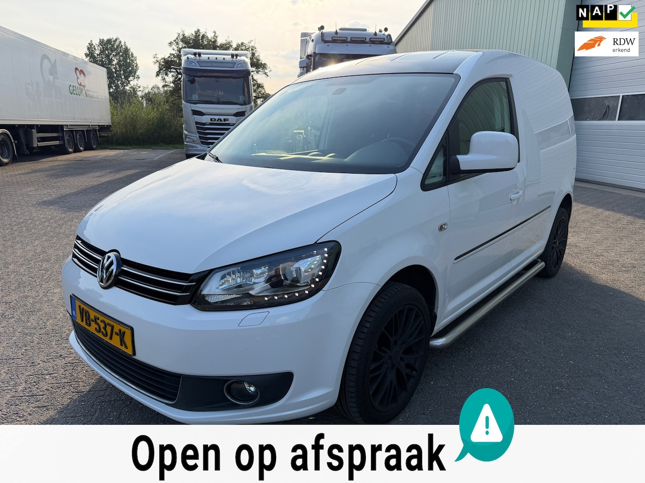 Volkswagen Caddy - 1.6 TDI Automaat | Xenon | Trekhaak | Leder - AutoWereld.nl
