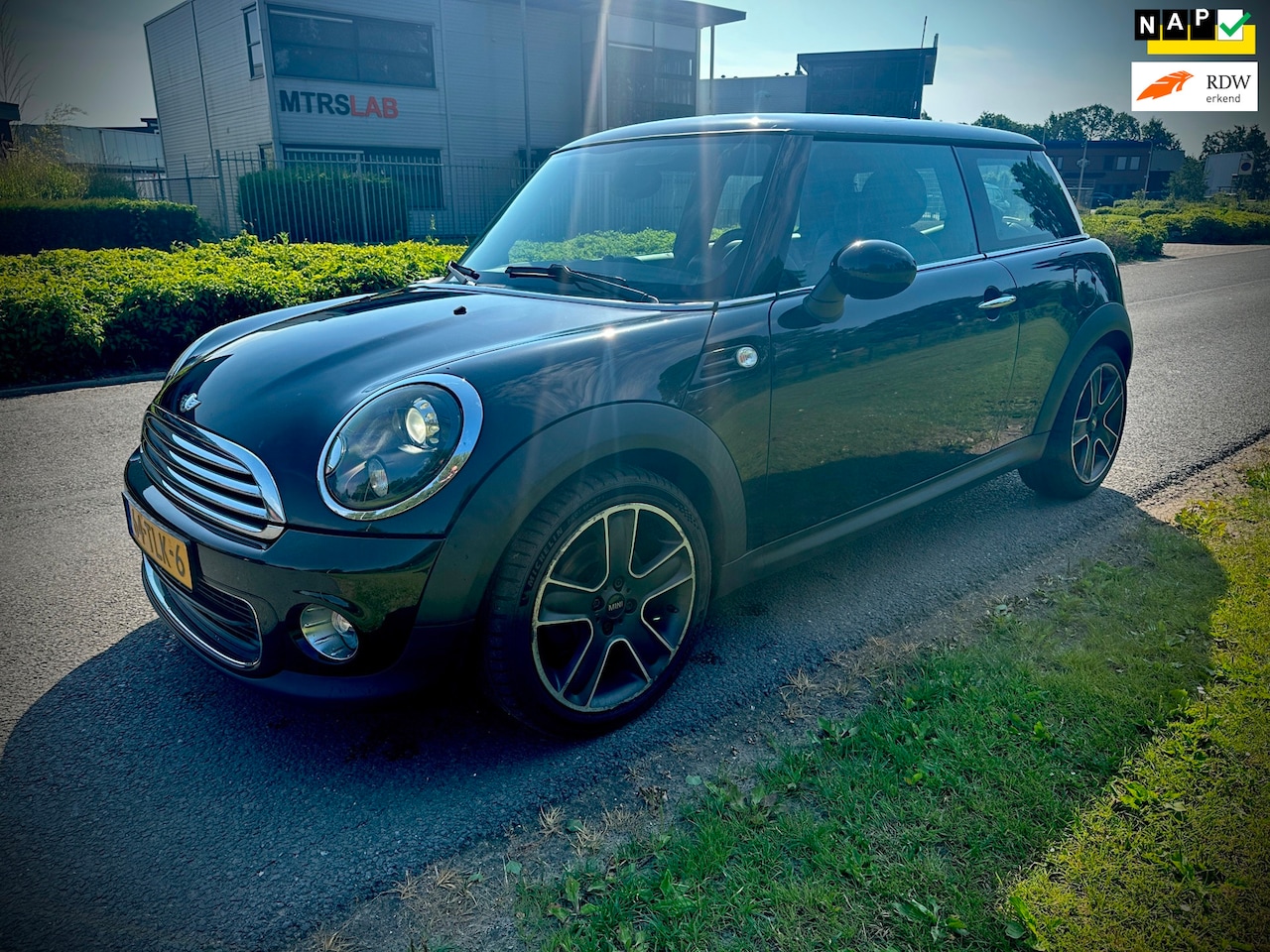 MINI 3-Deurs - 1.6 One , NIEUWSTAAT, LEER, AIRCO, DEALERONDERHOUDEN!! - AutoWereld.nl