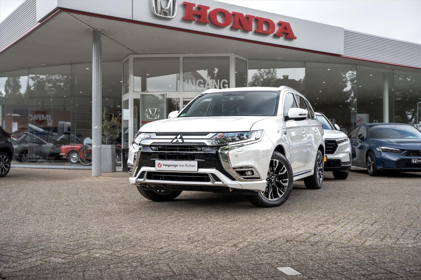 Mitsubishi Outlander - 2.4 PHEV Diamand Edition 4 WD | Afneembare trekhaak | All Season banden | 360º Camera | El - AutoWereld.nl