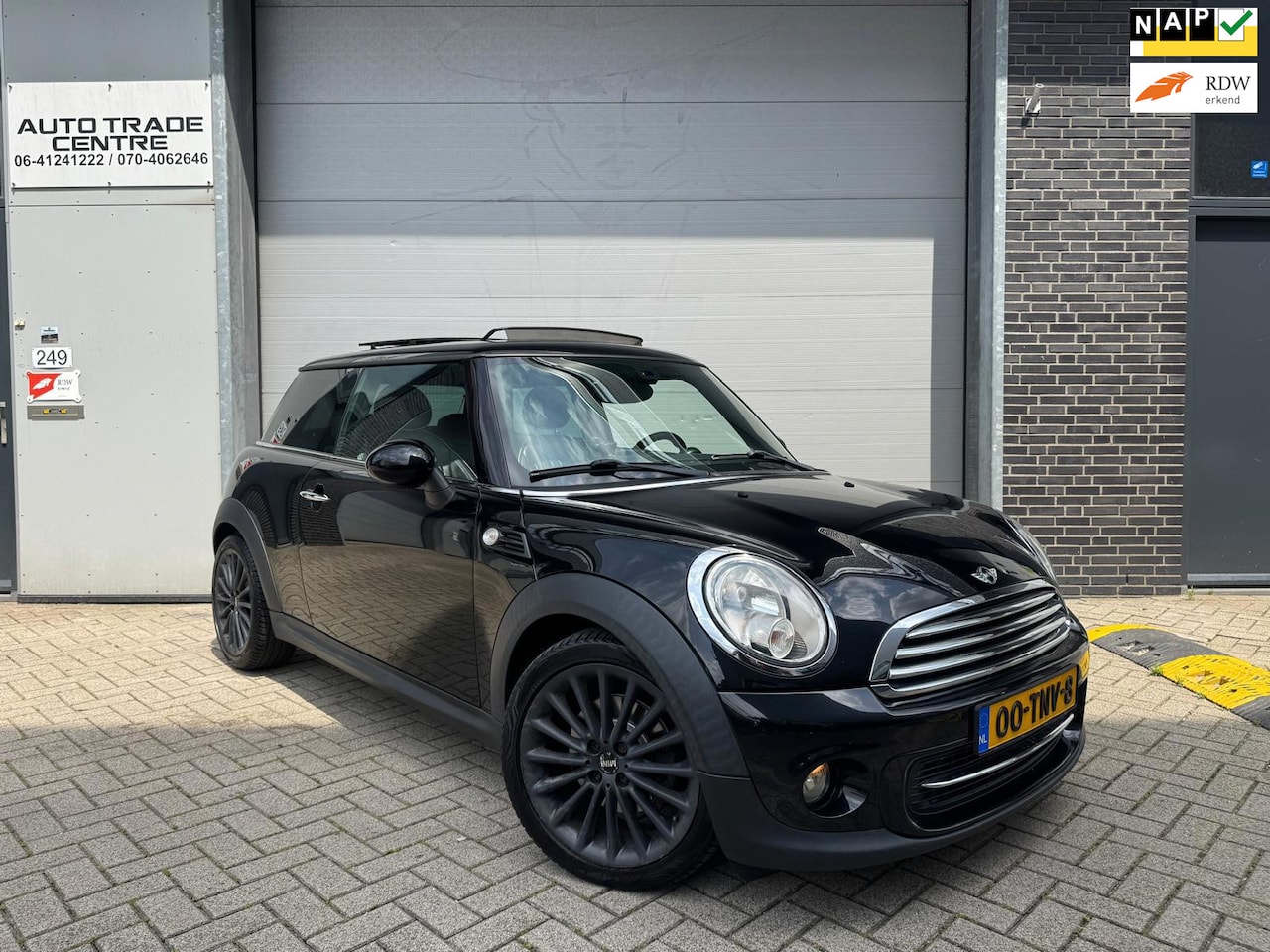 MINI 3-Deurs - 1.6 Cooper 10 Years II [ Panoramadak | Cruise control | Navi | Leder | Bluetooth] - AutoWereld.nl