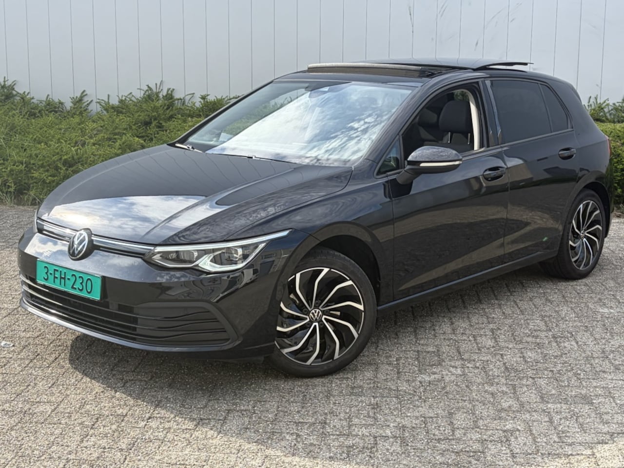 Volkswagen Golf - VIII Lim. Life eTSI | Pano | Keyles | Sfeerverlichting | Stuurverwarming - AutoWereld.nl