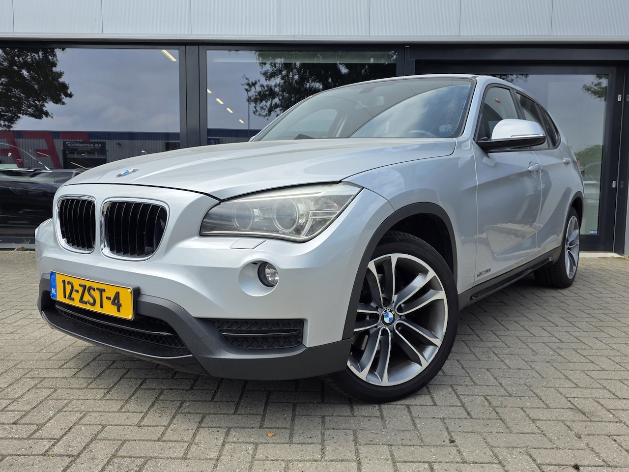 BMW X1 - sDrive20i Upgrade Edition + LEER + NAVI PROF + XENON + SPORTSTOELEN - AutoWereld.nl