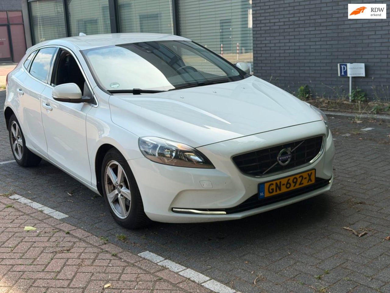 Volvo V40 - 2.0 D2 Summum Business leer - AutoWereld.nl