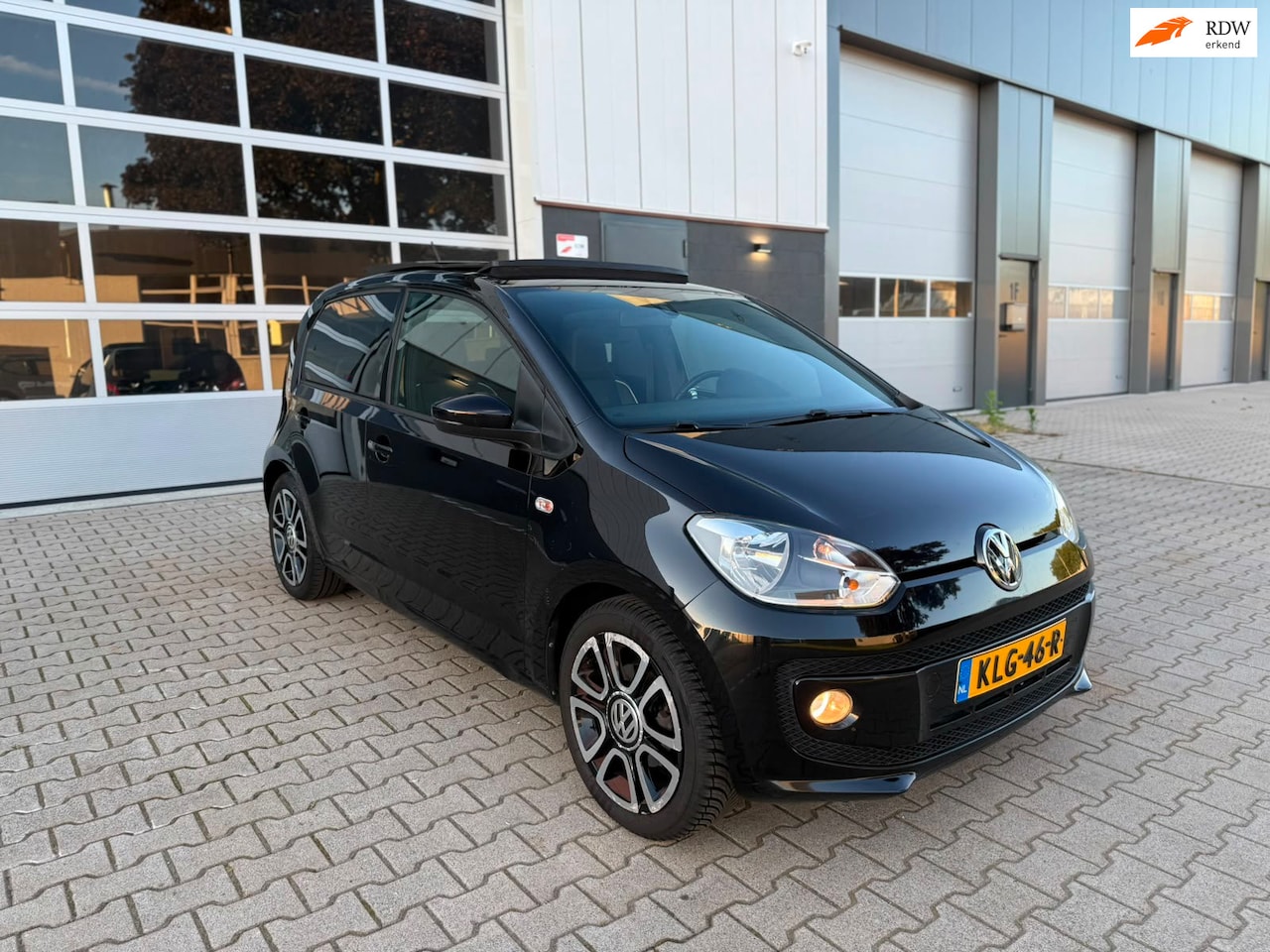 Volkswagen Up! - 1.0 high up! Zwart Panorama 5D Leder Full Options Topstaat - AutoWereld.nl