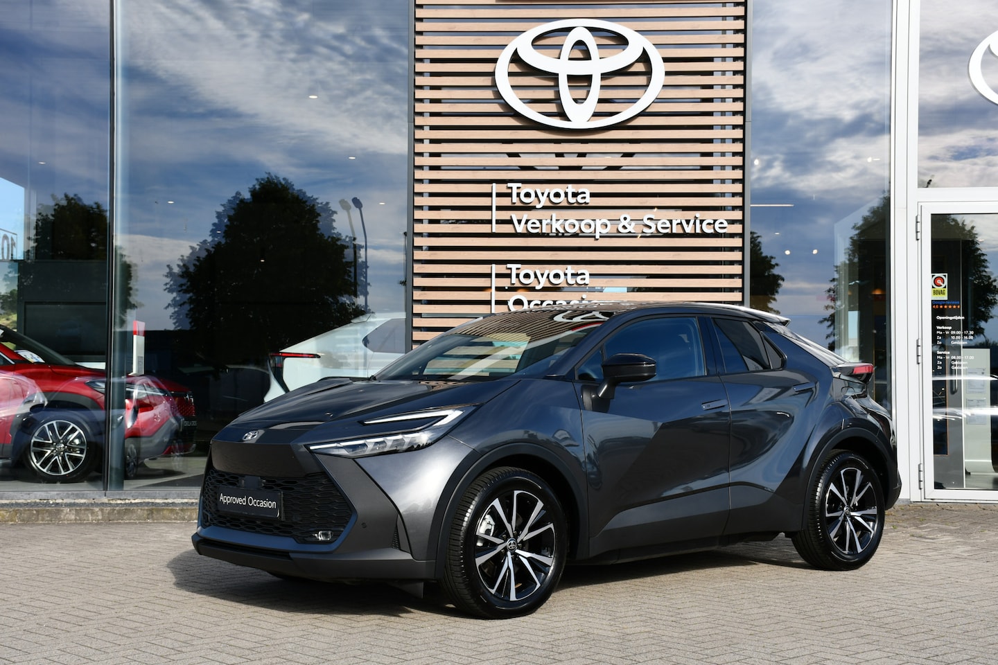 Toyota C-HR - 2.0 Plug-in Hybrid 220 Business Plus automaat 223pk | Nieuw | Dodehoekdetectie | Apple Car - AutoWereld.nl