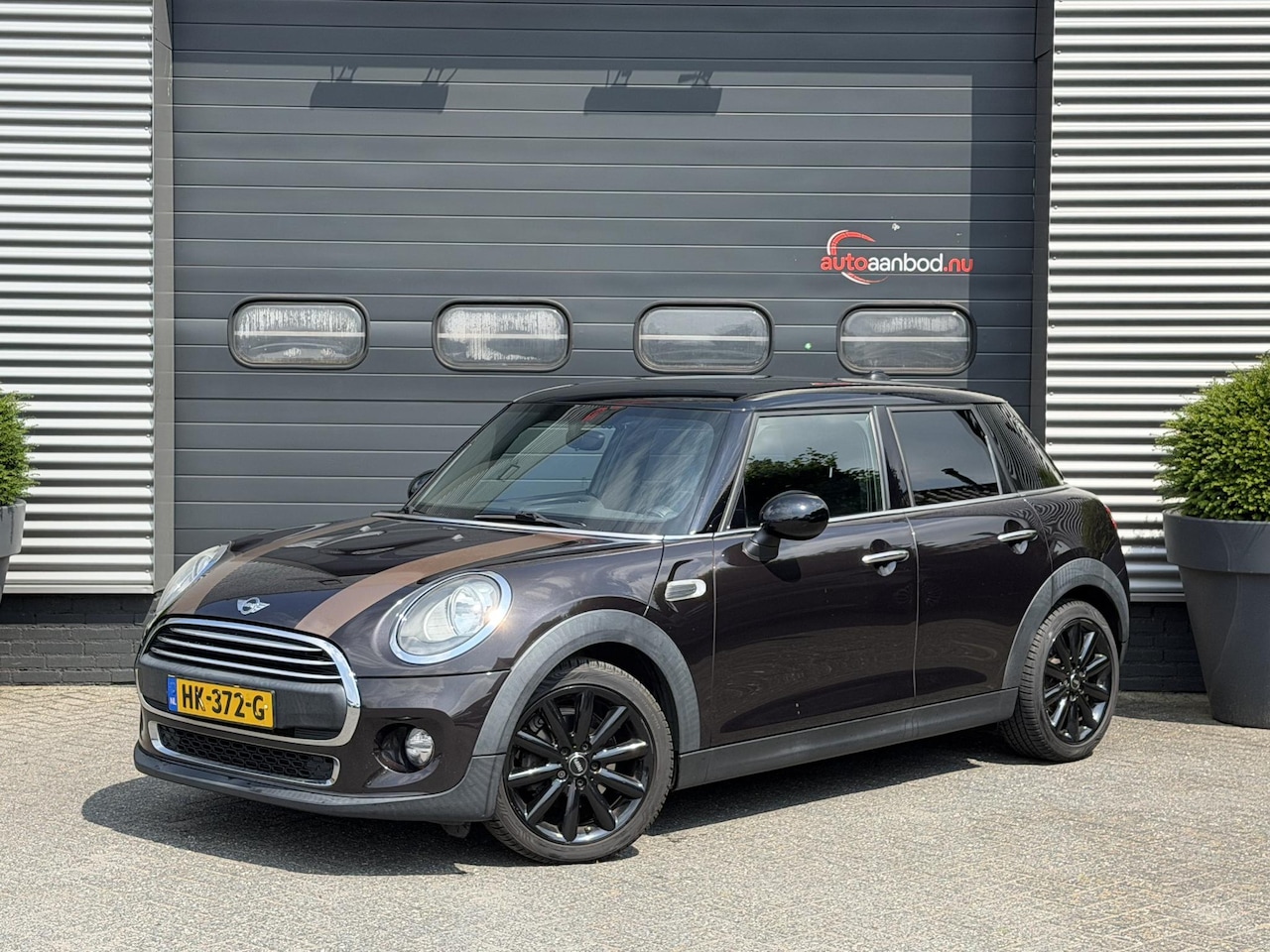 MINI 5-Deurs - 1.2 One Salt Business | Navigatie | Parkeersensoren | Airco | 17 Inch Lichtmetalen Velgen - AutoWereld.nl
