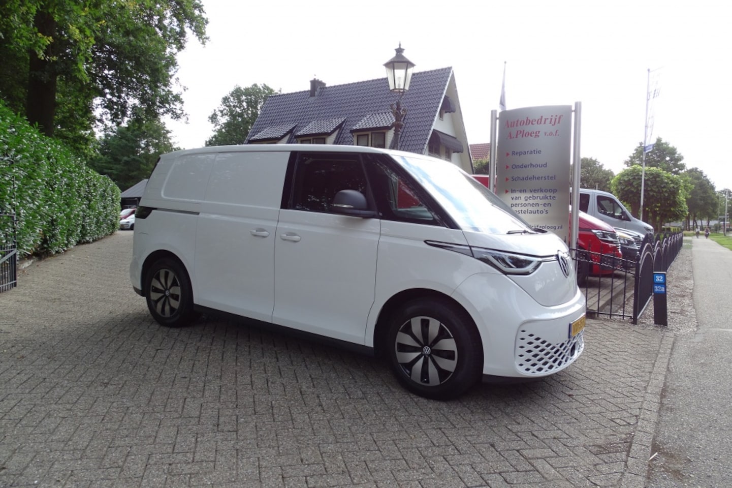 Volkswagen ID. Buzz Cargo - 77 kWh 204 PK SOH 98% trekhaak KLEP 1e eig NWST - AutoWereld.nl