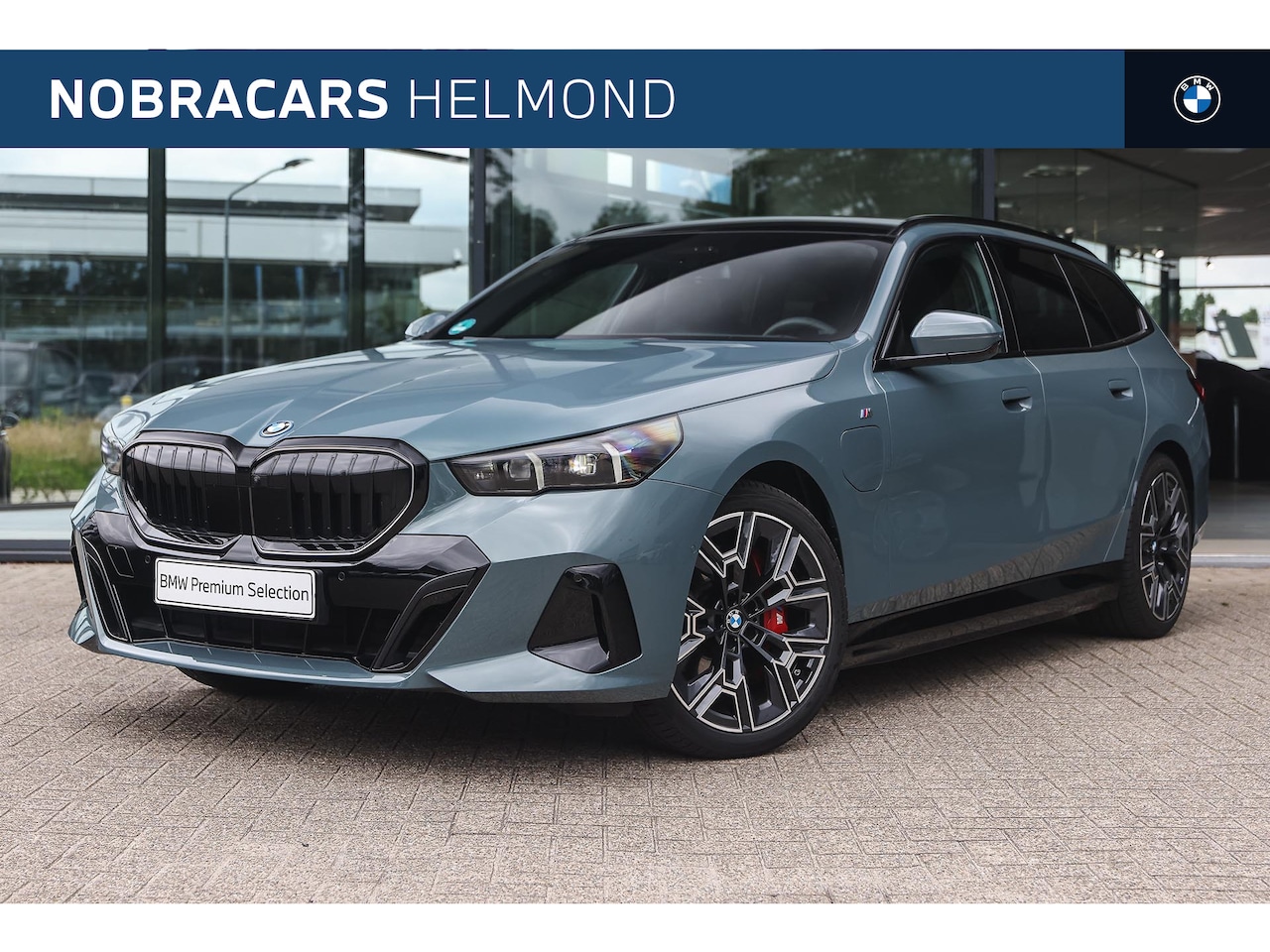 BMW 5-serie Touring - 550e xDrive M Sport Automaat / Trekhaak / Panoramadak / Comfortstoelen / Comfort Access / - AutoWereld.nl
