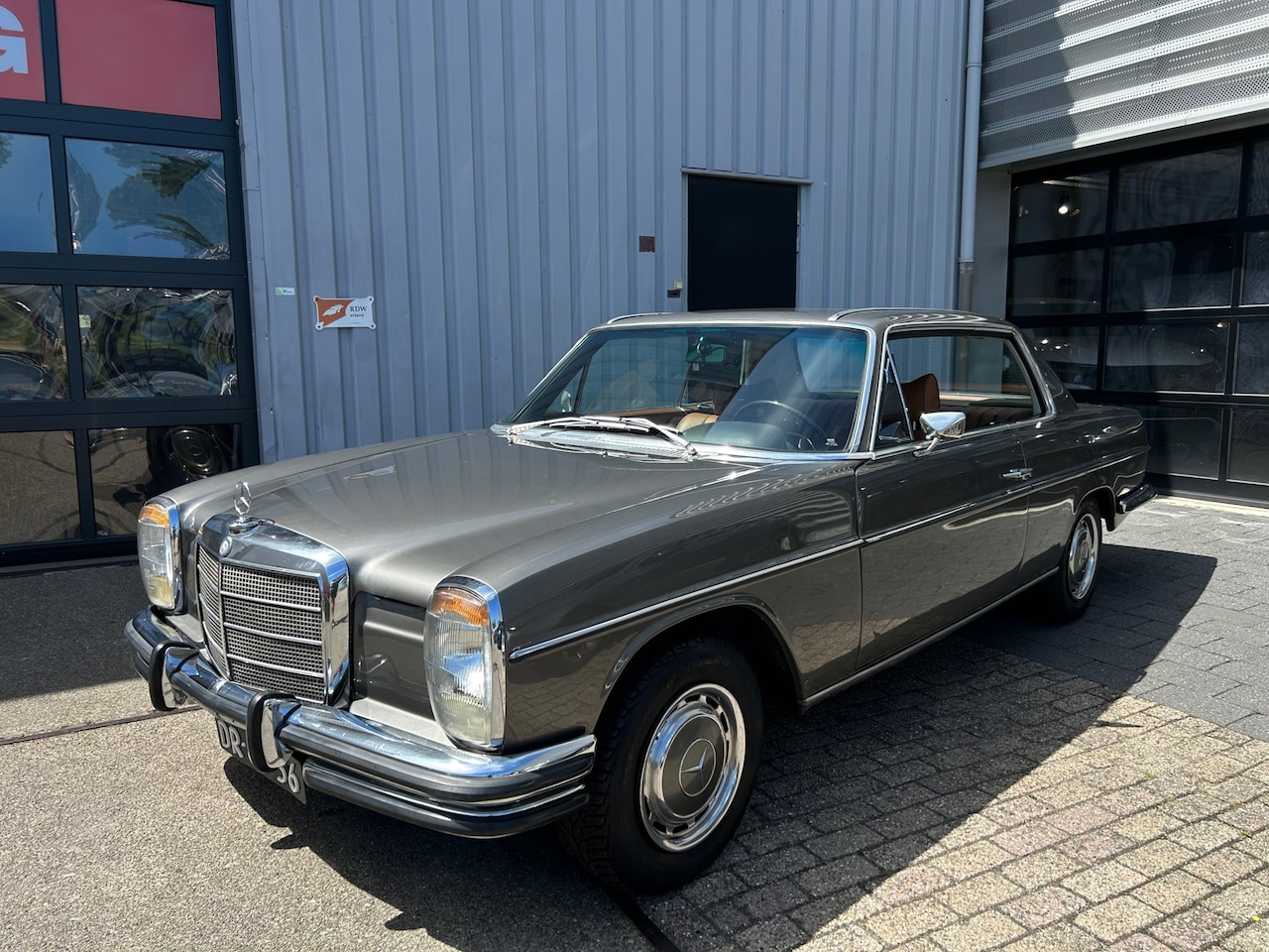 Mercedes-Benz 200-280 (W115) - 250 C|Leder|Automaat|Radio - AutoWereld.nl