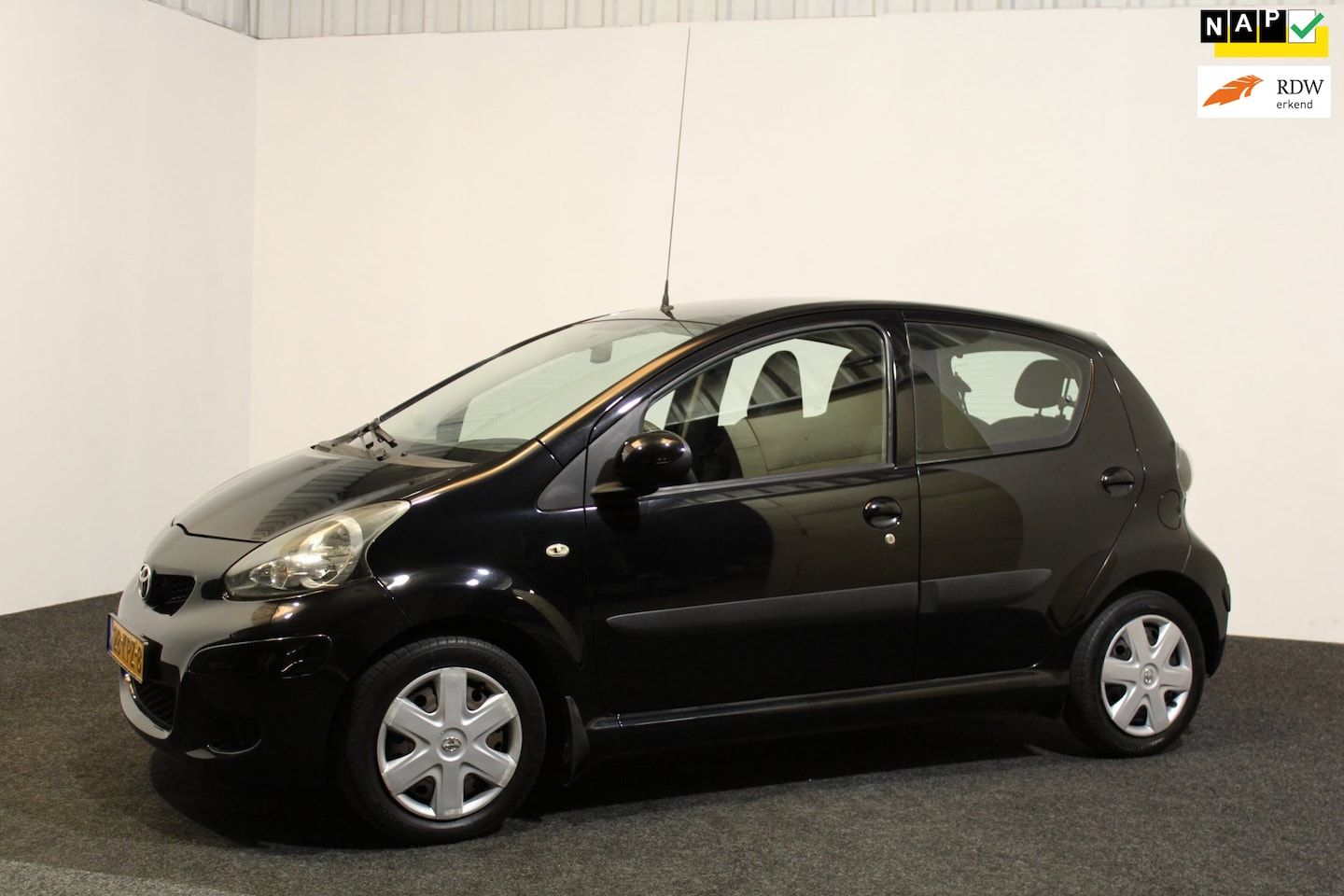 Toyota Aygo - 1.0-12V Comfort · Zwart · Handgeschakeld ·Airco· Nieuwe APK· Afleveringsbeurt inclusief· - AutoWereld.nl