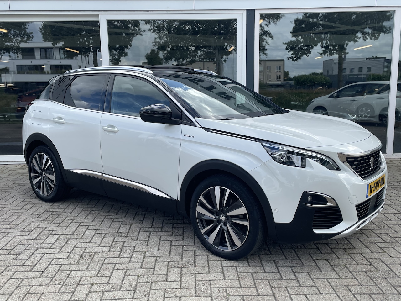 Peugeot 3008 - 1.5 BlueHDi Blue Lease GT Line Schuif-Kanteldak / LED / Camera / Carplay / Cruise / Trekha - AutoWereld.nl