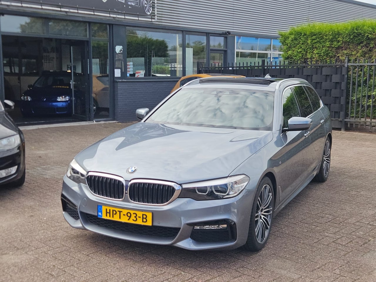 BMW 5-serie Touring - 530d xDrive High Exe # M Sport pakket # Pano # LED # Trekhaak # Prachtige auto!! - AutoWereld.nl