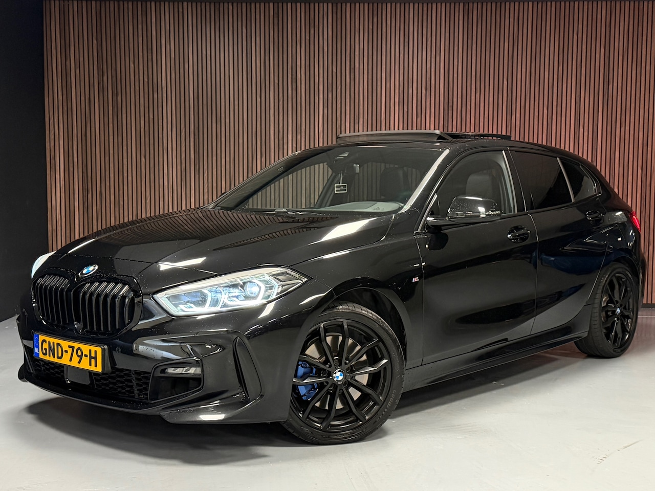 BMW 1-serie - 120i PANORAMADAK/VIRTUAL COCKPIT/M PAKKET/STOEL & STUURVERWARMING/APPLE CARPLAY/SFEERVERLI - AutoWereld.nl