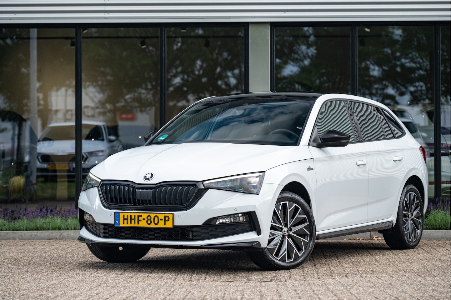 Skoda Scala - 1.0 TSI DSG Monte Carlo | Pano | Camera | Stoelverw. | Active Info | Moon Wh. Met. - AutoWereld.nl