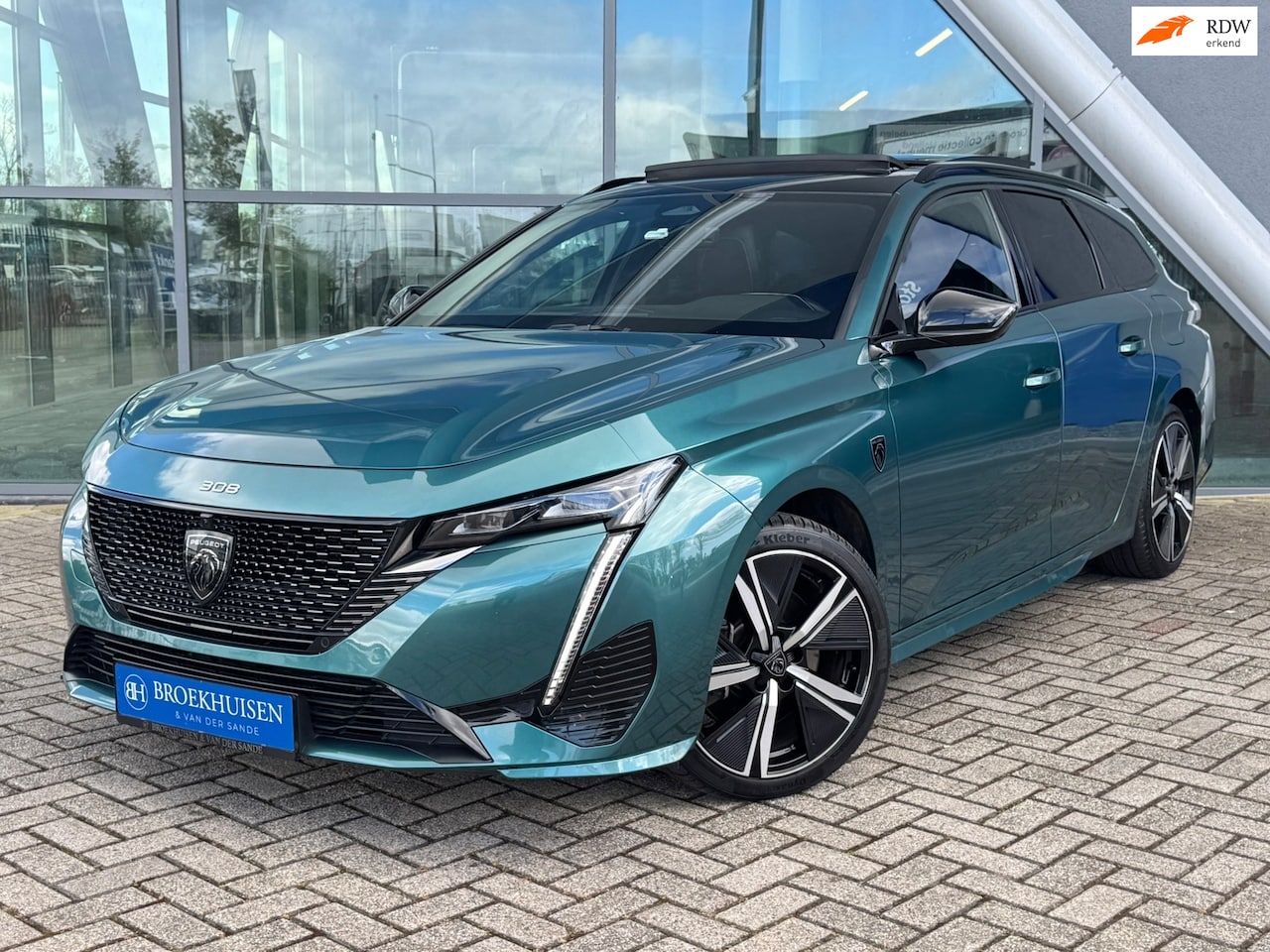 Peugeot 308 SW - 1.6 Plug-in Hybrid 225pk GT SOH 98% Panoramadak / 360 Camera / Navigatie - AutoWereld.nl