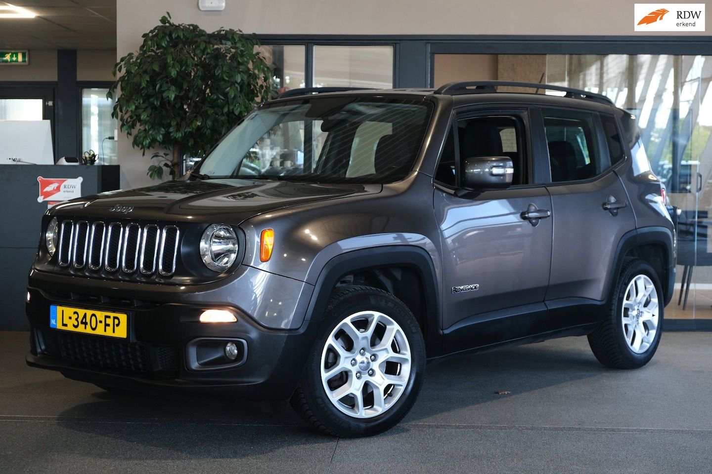 Jeep Renegade - 1.4 MultiAir Limited 140PK Airco PDC Navi - AutoWereld.nl