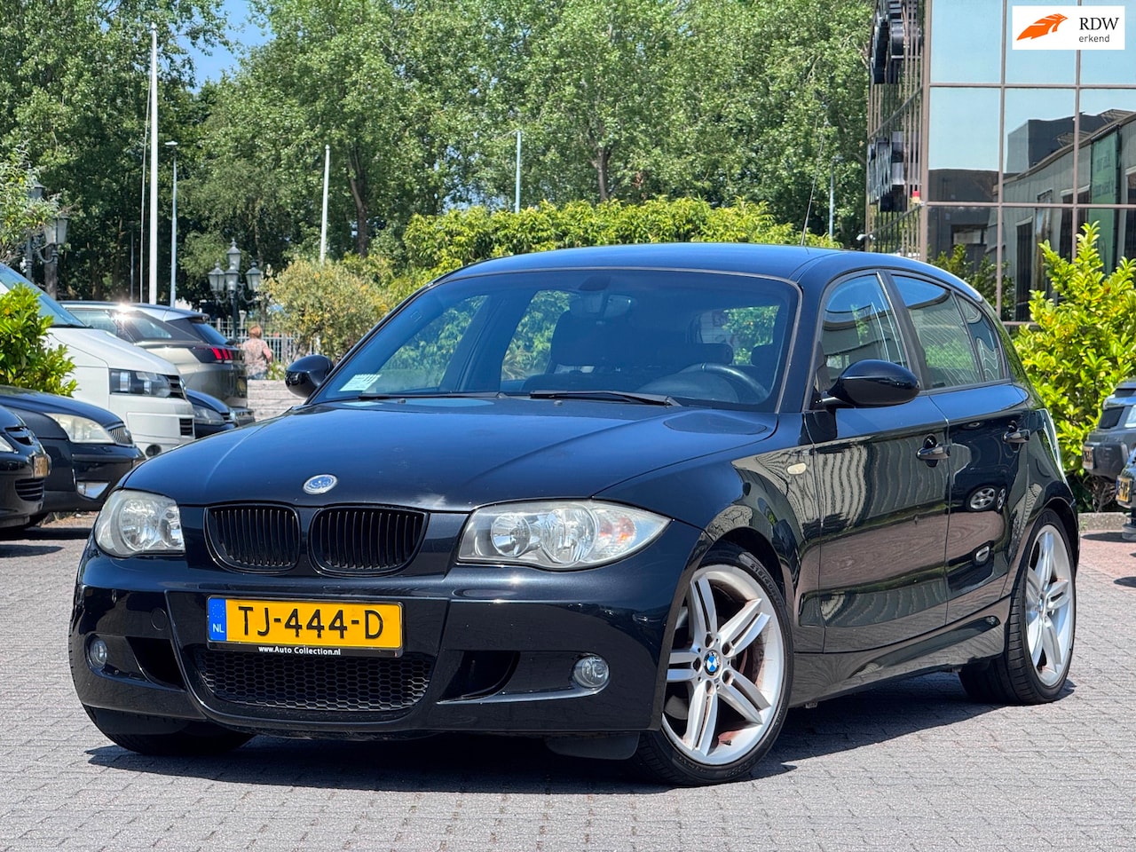BMW 1-serie - 116i M-Performance | Leder sportstoelen | 18 inch | Airco | Elektrische spiegels | Stoelve - AutoWereld.nl