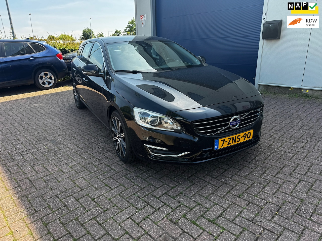 Volvo V60 - 2.4 D6 AWD Plug-In Hybrid R-Design 2.4 D6 AWD Plug-In Hybrid R-Design - AutoWereld.nl