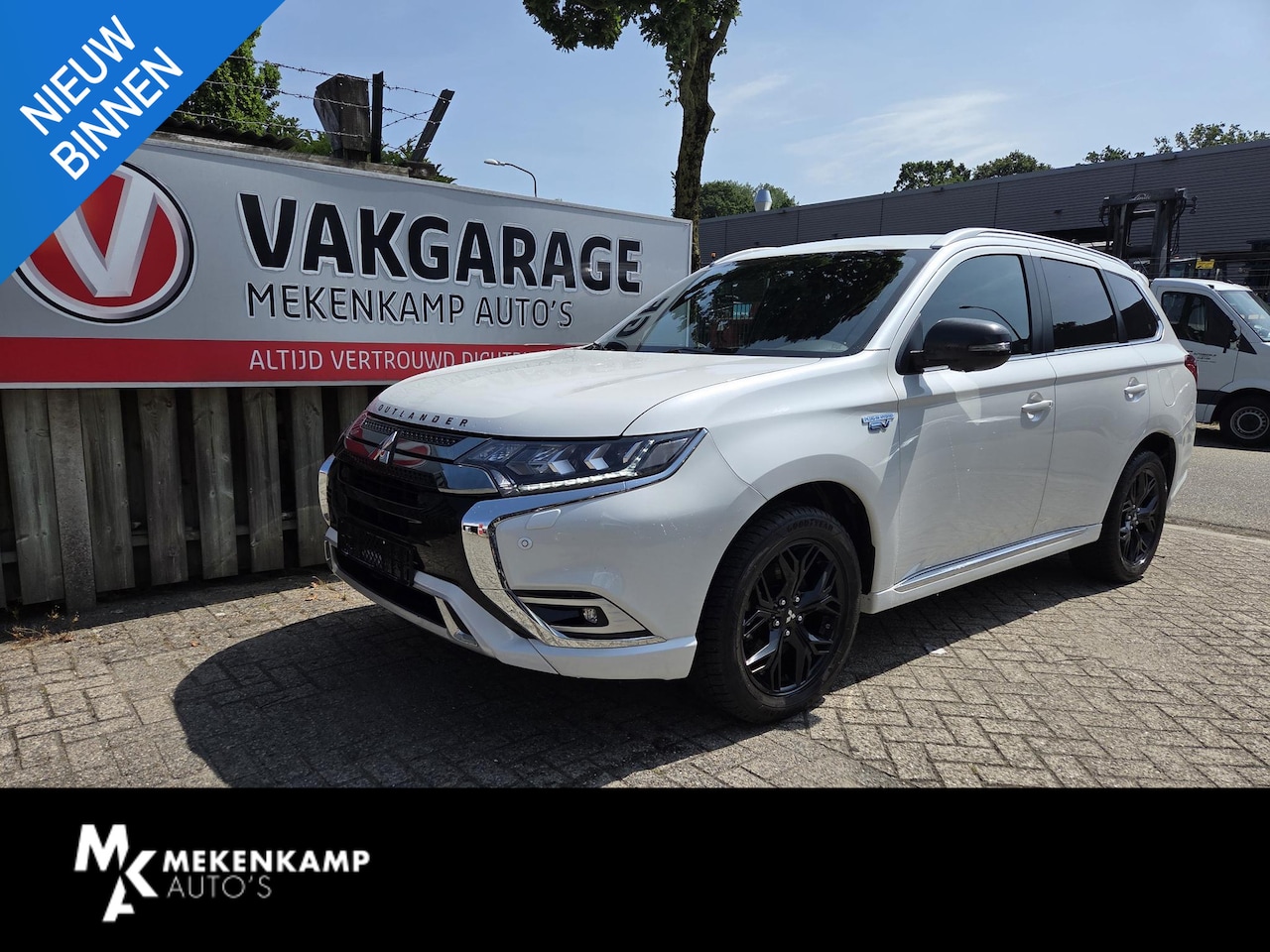 Mitsubishi Outlander - 2.4 PHEV Instyle 18"/Trekhaak/LED/Leder/Stoel + stuurverwarming/Dodehoek/PDC v+a/360 Camer - AutoWereld.nl