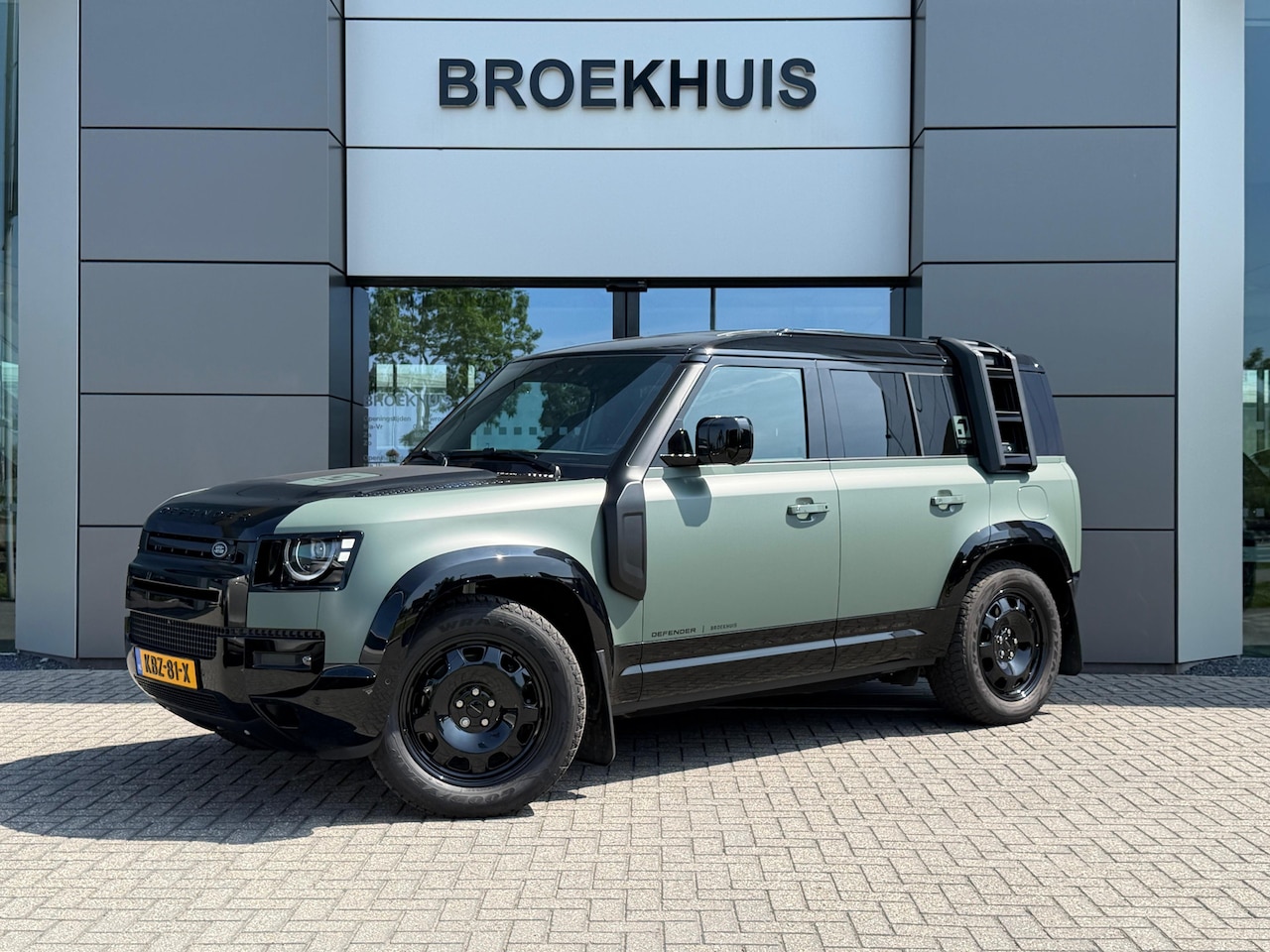 Land Rover Defender 110 - P300e Trophy Edition Keswick Green | El. trekhaak | Koelbox | Koel/verwarmbare voorstoelen - AutoWereld.nl