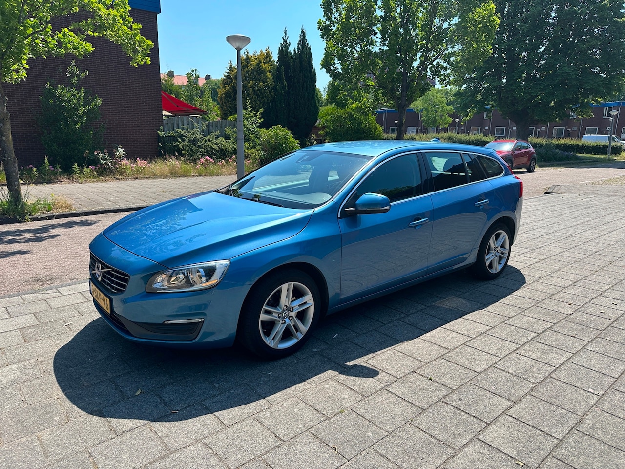 Volvo V60 - 1.6 T3 Momentum AUTOMAAT NW APK Azure Blue - AutoWereld.nl