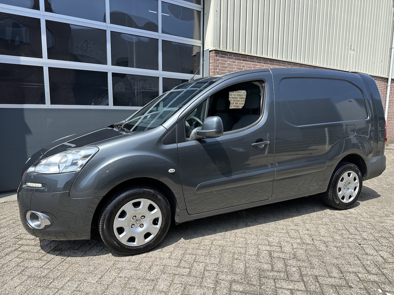 Peugeot Partner - 122 1.6 e-HDI L2 Navigatie Airco,Cruise,Pdc,Enz - AutoWereld.nl
