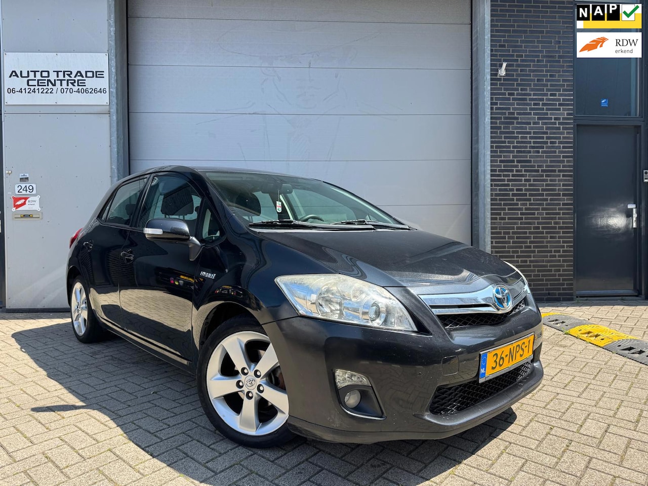 Toyota Auris - 1.8 Full Hybrid Dynamic [ Carplay | Keyless | Cruise | Navi | Trekhaak ] - AutoWereld.nl