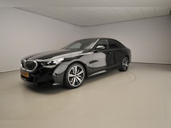 BMW 5-serie - Sedan 520i | M-Sportpakket | LED | Navigatie | Sportstoelen | DAB | Harman-kardon sound |